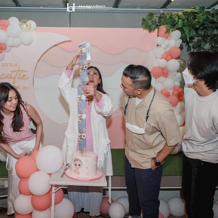 <p>Kejutan <em>baby shower</em> ini dibuat secara diam-diam oleh para sahabat dan suami Nola, Baldy Mulya Putra. (Foto: Instagram @monaratuliu)</p>