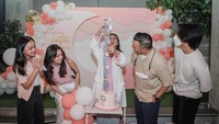 <p>Kejutan <em>baby shower</em> ini dibuat secara diam-diam oleh para sahabat dan suami Nola, Baldy Mulya Putra. (Foto: Instagram @monaratuliu)</p>