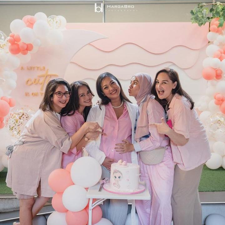 <p>Novita Angie, Ersa Mayori, Meisya Siregar, dan Mona Ratuliu, menyiapkan kejutan untuk Nola. Mereka kompak mengenakan pakaian berwarna merah muda nih. (Foto: Instagram @monaratuliu)</p>