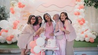 <p>Novita Angie, Ersa Mayori, Meisya Siregar, dan Mona Ratuliu, menyiapkan kejutan untuk Nola. Mereka kompak mengenakan pakaian berwarna merah muda nih. (Foto: Instagram @monaratuliu)</p>