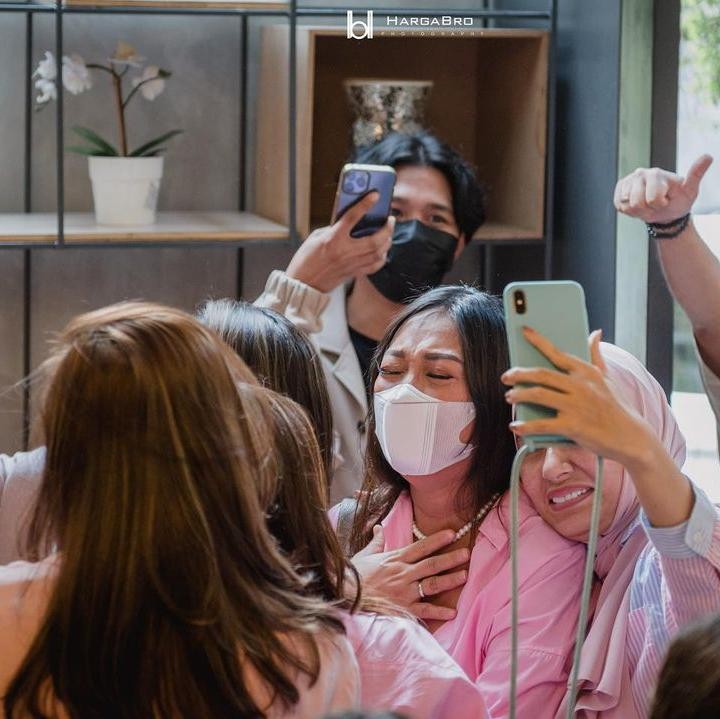 <p>Nola B3 tengah mengandung anak keempat nih, Bunda. Baru-baru ini, Nola dikasih kejutan <em>baby shower</em> oleh para sahabatnya. (Foto: Instagram @monaratuliu)</p>
