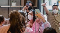 <p>Nola B3 tengah mengandung anak keempat nih, Bunda. Baru-baru ini, Nola dikasih kejutan <em>baby shower</em> oleh para sahabatnya. (Foto: Instagram @monaratuliu)</p>