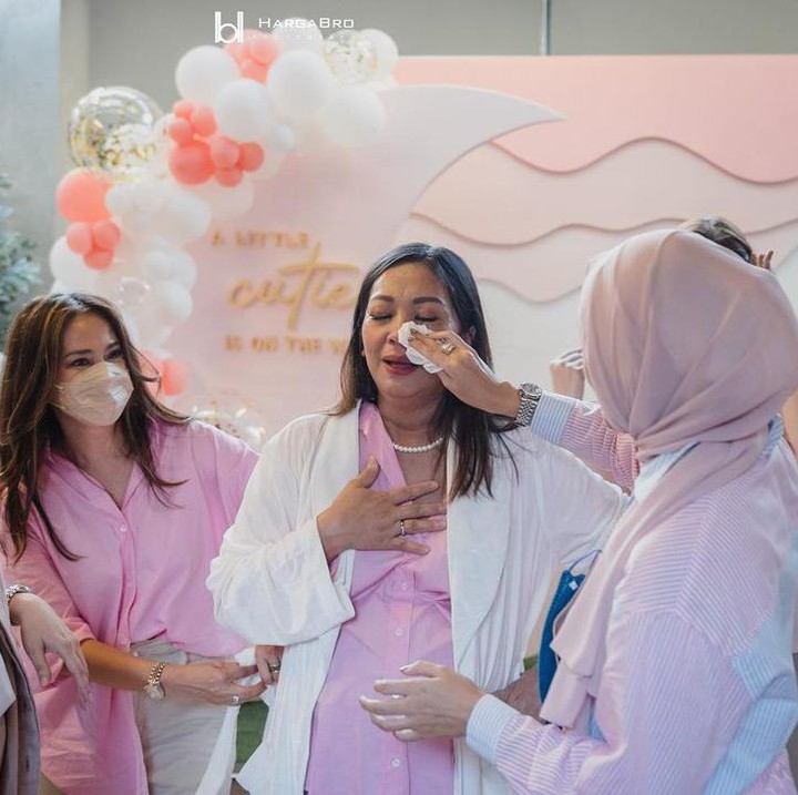 <p>Saat tahu diberikan kejutan, Nola tak bisa menahan tangis. Ia begitu bahagia sekaligus terharu dengan pesta yang dibuat teman-temannya. (Foto: Instagram @riafinola)</p>