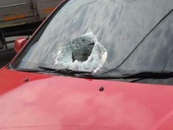 Ulah Teror Lemparan Batu Bikin Kepala Ibu Gendong Anak Bersimbah Darah