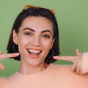 5 Cara Membersihkan Karang Gigi secara Cepat dan Alami, Cukup Dilakukan di Rumah Aja!