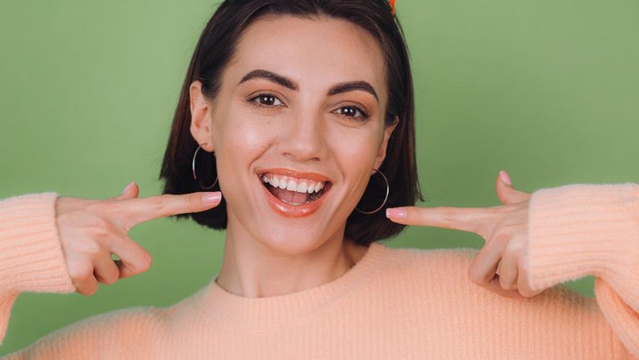 5 Cara Membersihkan Karang Gigi secara Cepat dan Alami, Cukup Dilakukan di Rumah Aja!