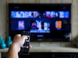 Tips Pasang TV di Kamar Tidur agar Mata Tidak Cepat Lelah