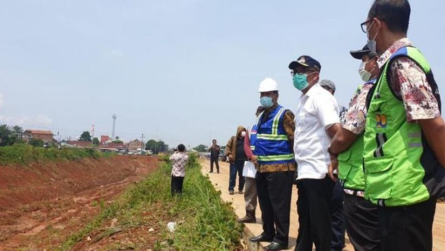 Wabup Bogor geram melihat lahan dengan luas setidaknya sekitar satu hektare di lokasi jalan Bomang yang diduga dicuri dengan cara keruk hingga kedalaman 3 meter.