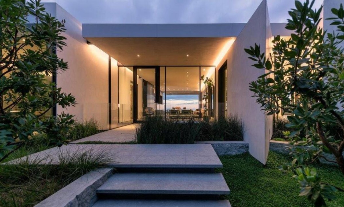 Aga Bakrie sepupu Ardi Bakrie menjadi sorotan usai membeli rumah mewah di Beverly Hills seharga Rp 400 miliar&period; Yuk intip&excl;