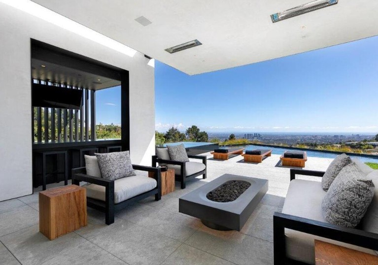 Aga Bakrie sepupu Ardi Bakrie menjadi sorotan usai membeli rumah mewah di Beverly Hills seharga Rp 400 miliar. Yuk intip!