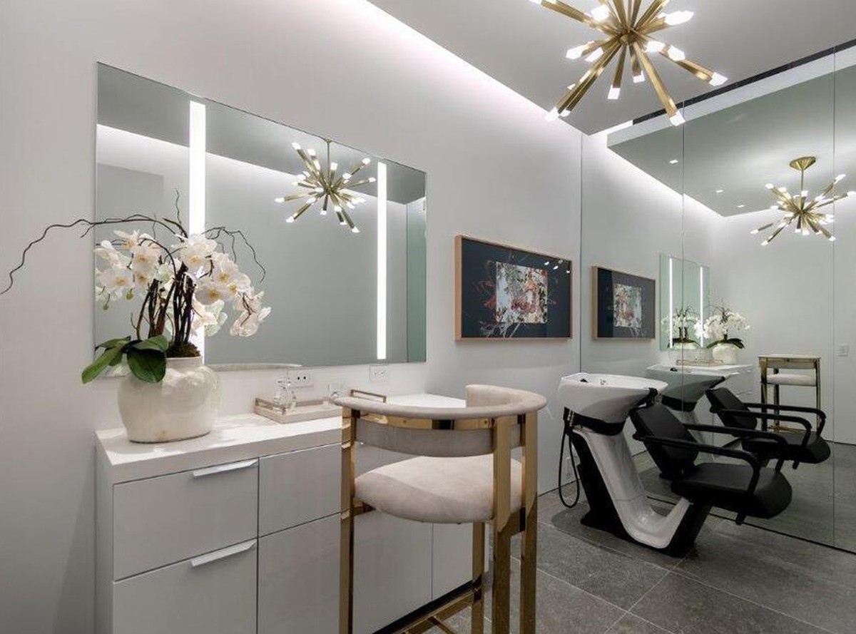 Aga Bakrie sepupu Ardi Bakrie menjadi sorotan usai membeli rumah mewah di Beverly Hills seharga Rp 400 miliar&period; Yuk intip&excl;