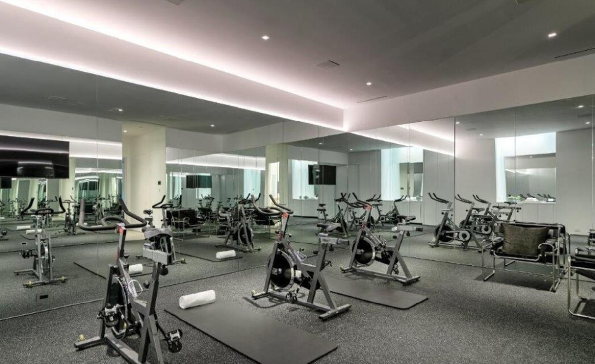 Aga Bakrie sepupu Ardi Bakrie menjadi sorotan usai membeli rumah mewah di Beverly Hills seharga Rp 400 miliar&period; Yuk intip&excl;