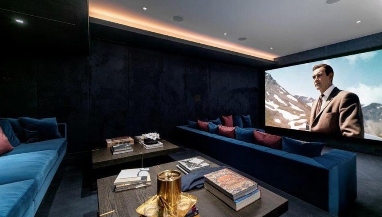 Aga Bakrie sepupu Ardi Bakrie menjadi sorotan usai membeli rumah mewah di Beverly Hills seharga Rp 400 miliar. Yuk intip!