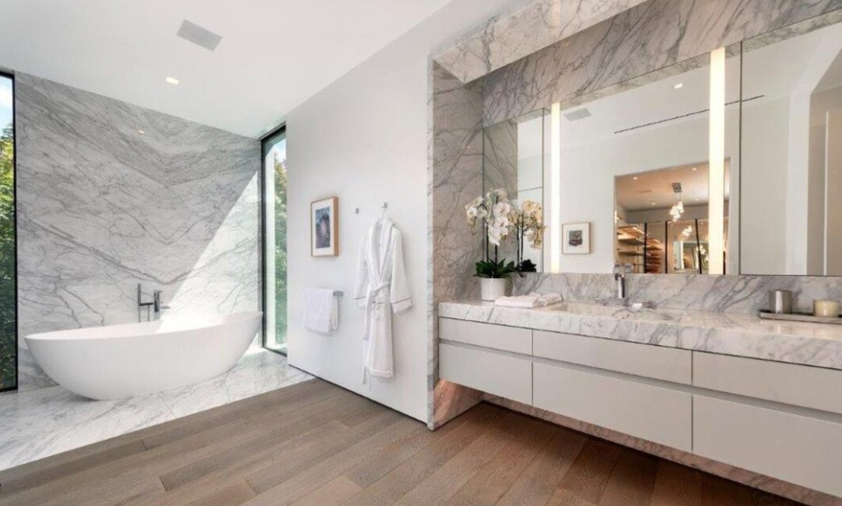 Aga Bakrie sepupu Ardi Bakrie menjadi sorotan usai membeli rumah mewah di Beverly Hills seharga Rp 400 miliar&period; Yuk intip&excl;