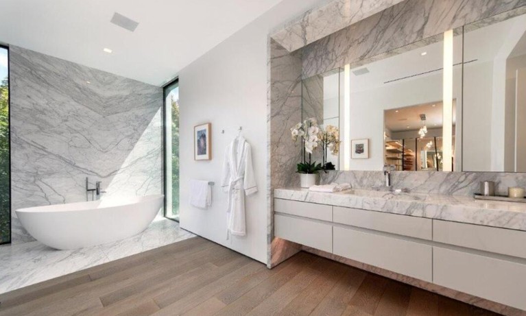 Aga Bakrie sepupu Ardi Bakrie menjadi sorotan usai membeli rumah mewah di Beverly Hills seharga Rp 400 miliar. Yuk intip!