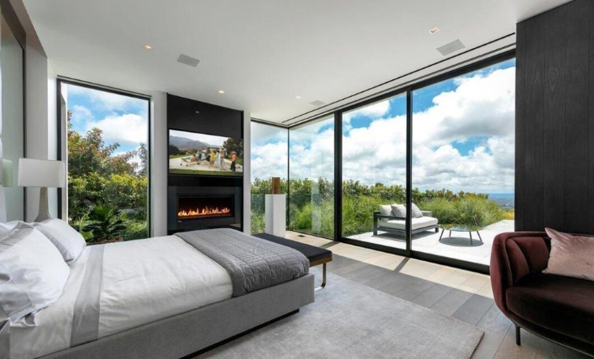 Aga Bakrie sepupu Ardi Bakrie menjadi sorotan usai membeli rumah mewah di Beverly Hills seharga Rp 400 miliar&period; Yuk intip&excl;