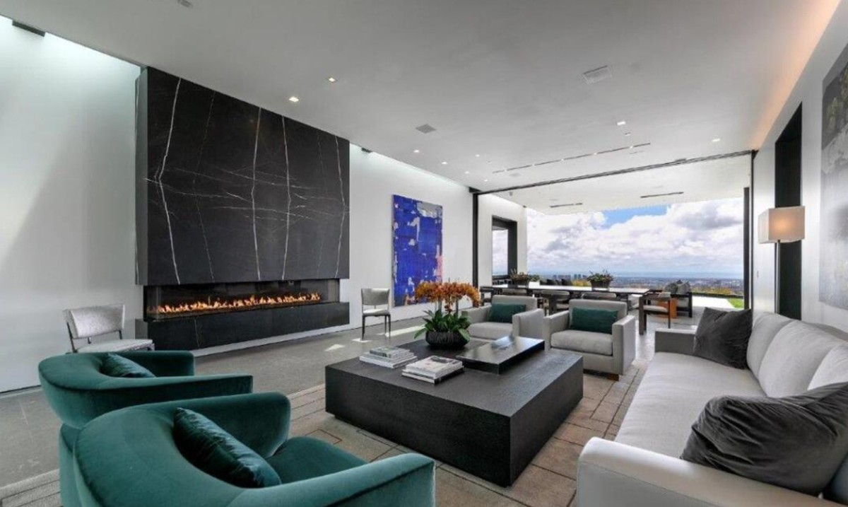 Aga Bakrie sepupu Ardi Bakrie menjadi sorotan usai membeli rumah mewah di Beverly Hills seharga Rp 400 miliar&period; Yuk intip&excl;