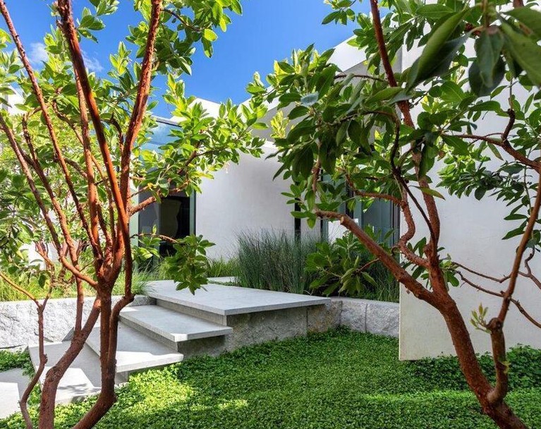 10 Potret Rumah Mewah Aga Bakrie di Beverly Hills Rp400 Miliar Aga Bakrie sepupu Ardi Bakrie menjadi sorotan usai membeli rumah mewah di Beverly Hills seharga Rp 400 miliar. Yuk intip!