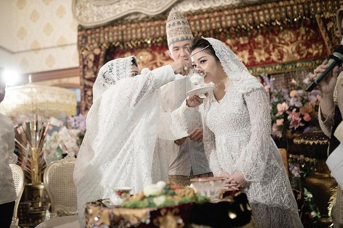 Nikita Willy dan suami menggelar acara pengajian 4 bulanan kehamilannya dan prosesi musok adat Lampung&period; Yuk intip&excl;