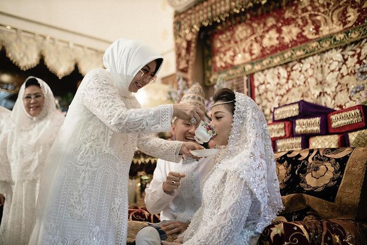 Nikita Willy dan suami menggelar acara pengajian 4 bulanan kehamilannya dan prosesi musok adat Lampung&period; Yuk intip&excl;
