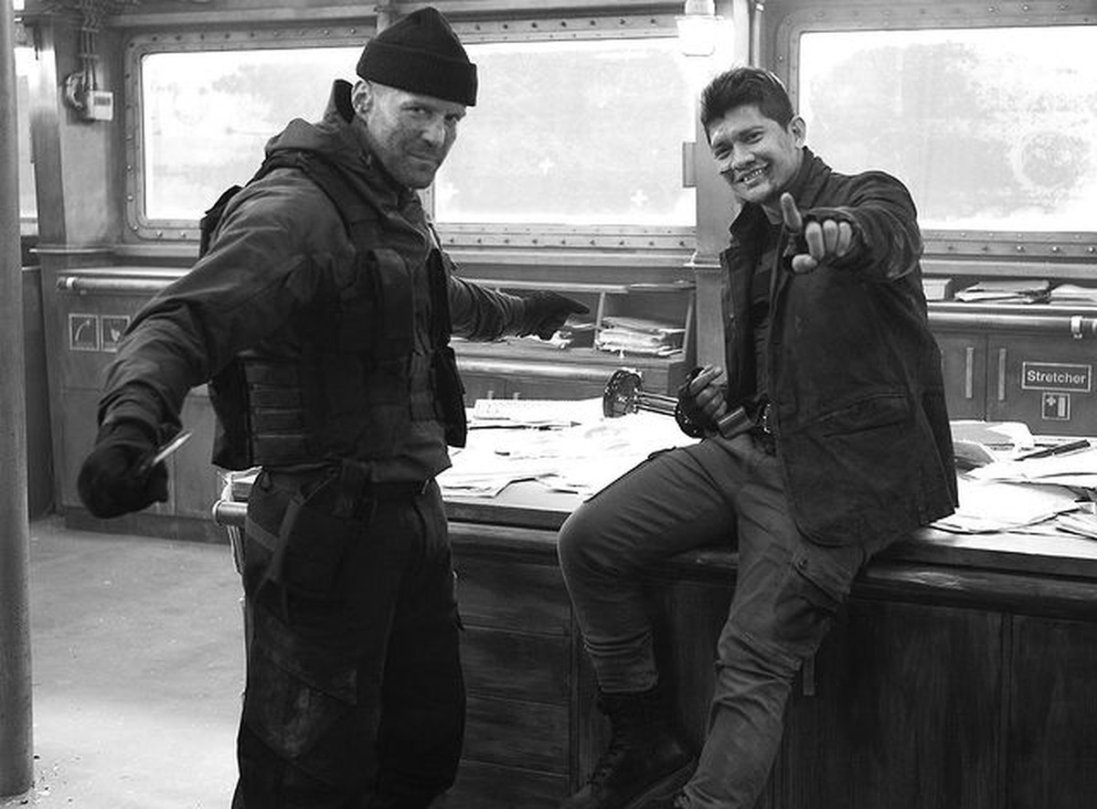 Iko Uwais beradu akting dengan aktor Jason Statham di film The Expendable 4&period; Yuk intip potret keakraban mereka di lokasi syuting&excl;