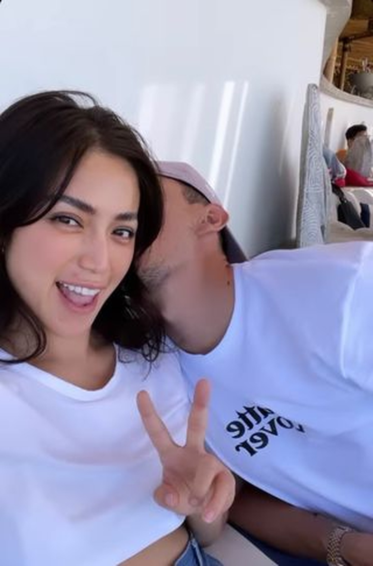 Jessica Iskandar diketahui dengan liburan sambil honeymoon dengan suaminya&comma; Vincent Verhaag&period; Yuk intip&excl;