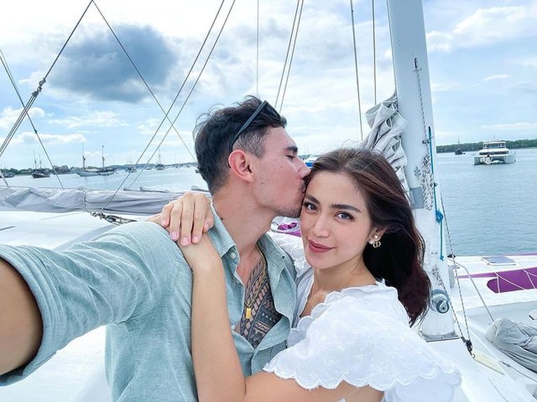 7 Potret Bahagia Honeymoon Jessica Iskandar dan Vincent Verhaag Jessica Iskandar diketahui dengan liburan sambil honeymoon dengan suaminya, Vincent Verhaag. Yuk intip!