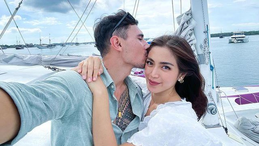 Jessica Iskandar diketahui dengan liburan sambil honeymoon dengan suaminya, Vincent Verhaag. Yuk intip!