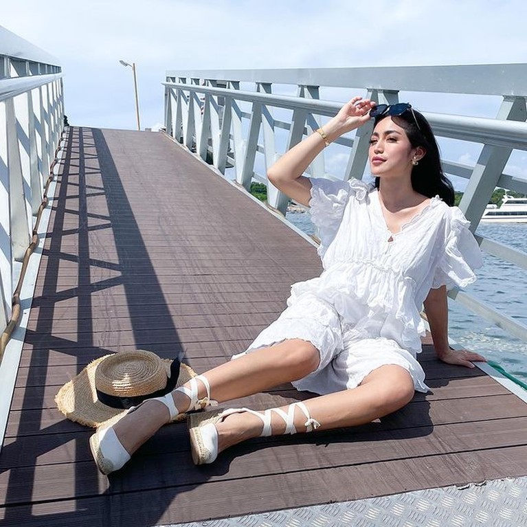 Jessica Iskandar diketahui dengan liburan sambil honeymoon dengan suaminya, Vincent Verhaag. Yuk intip!