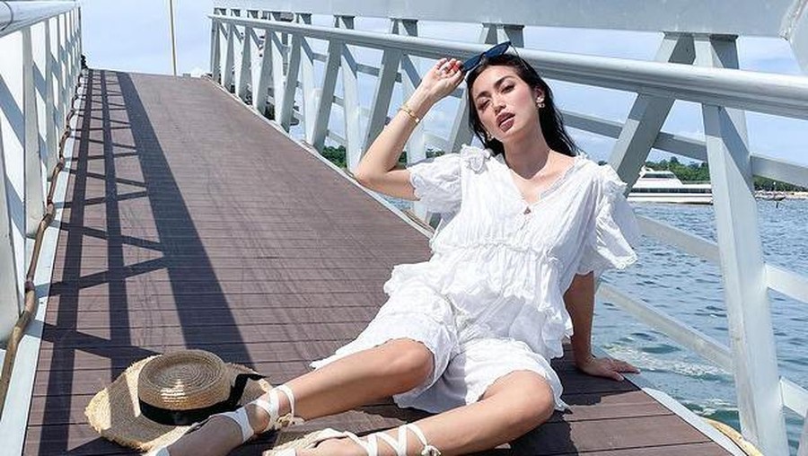 Jessica Iskandar diketahui dengan liburan sambil honeymoon dengan suaminya, Vincent Verhaag. Yuk intip!