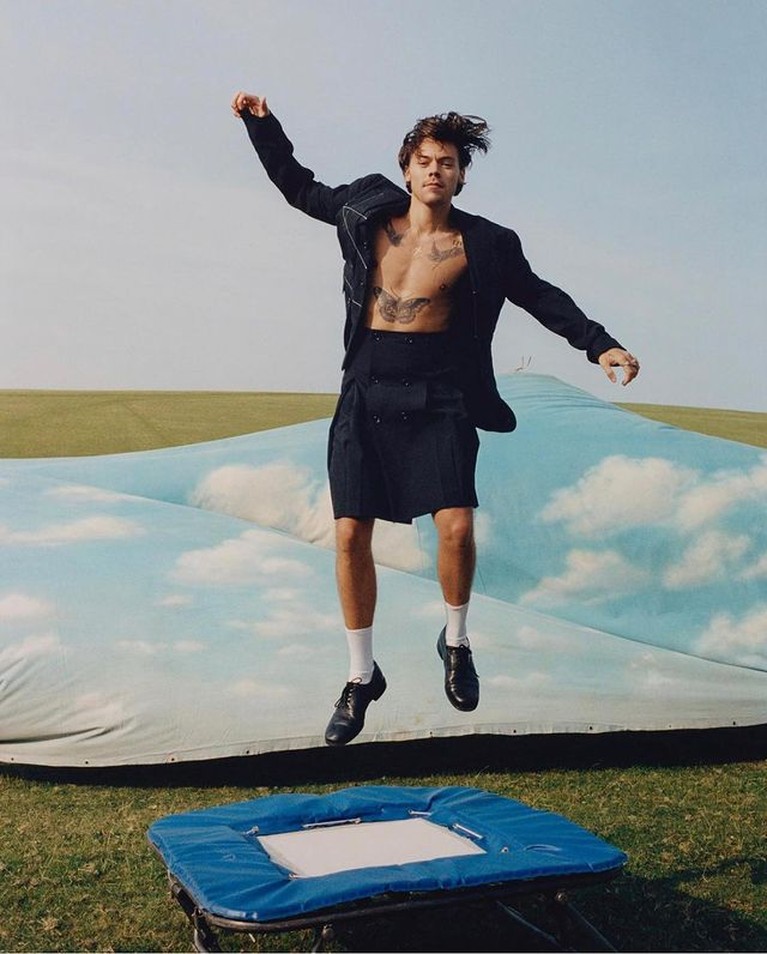 7 Potret Fashion Harry Styles yang Ikonik & Nyentrik Gaya busana Harry Styles jadi sorotan karena nyentrik dan ikonik, pakai renda hingga rok balet. Yuk intip!