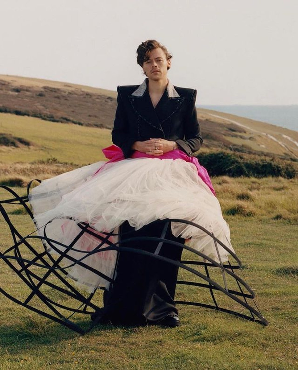 Gaya busana Harry Styles jadi sorotan karena nyentrik dan ikonik&comma; pakai renda hingga rok balet&period; Yuk intip&excl;