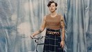7 Potret Fashion Harry Styles yang Ikonik & Nyentrik Gaya busana Harry Styles jadi sorotan karena nyentrik dan ikonik, pakai renda hingga rok balet. Yuk intip!