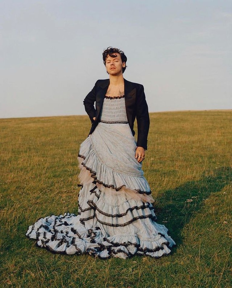 7 Potret Fashion Harry Styles yang Ikonik & Nyentrik Gaya busana Harry Styles jadi sorotan karena nyentrik dan ikonik, pakai renda hingga rok balet. Yuk intip!