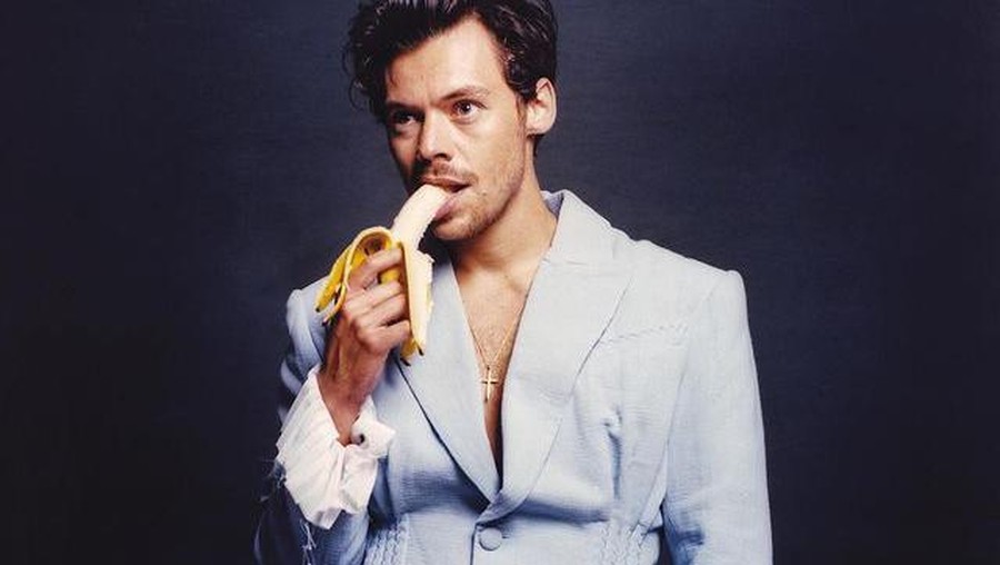 Gaya busana Harry Styles jadi sorotan karena nyentrik dan ikonik, pakai renda hingga rok balet. Yuk intip!