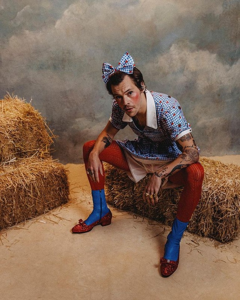 7 Potret Fashion Harry Styles yang Ikonik & Nyentrik Gaya busana Harry Styles jadi sorotan karena nyentrik dan ikonik, pakai renda hingga rok balet. Yuk intip!