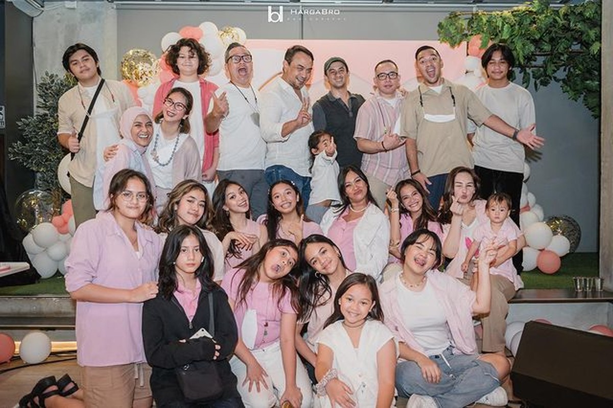 Nola B3 menangis bahagia dapat kejutan baby shower dari keluarga dan sahabatnya&period; Yuk kita intip momennya&excl;