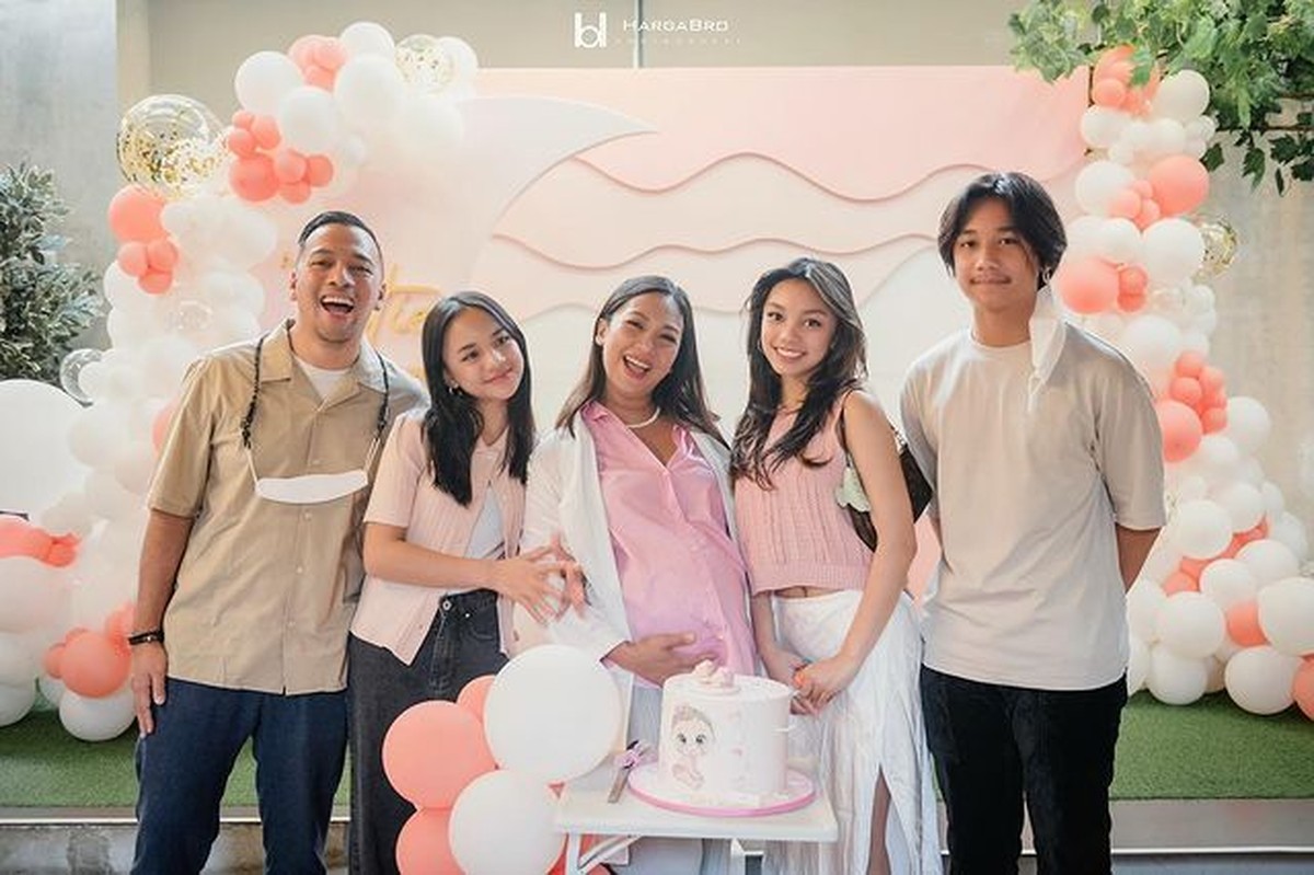 Nola B3 menangis bahagia dapat kejutan baby shower dari keluarga dan sahabatnya&period; Yuk kita intip momennya&excl;