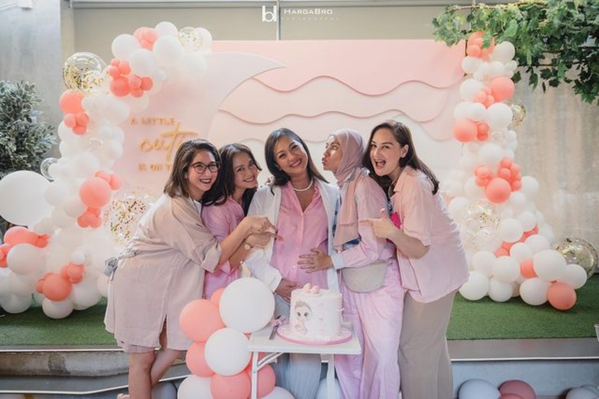 Nola B3 menangis bahagia dapat kejutan baby shower dari keluarga dan sahabatnya&period; Yuk kita intip momennya&excl;