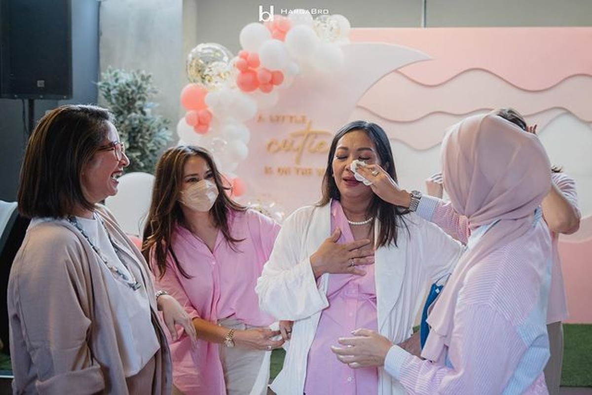 Nola B3 menangis bahagia dapat kejutan baby shower dari keluarga dan sahabatnya&period; Yuk kita intip momennya&excl;