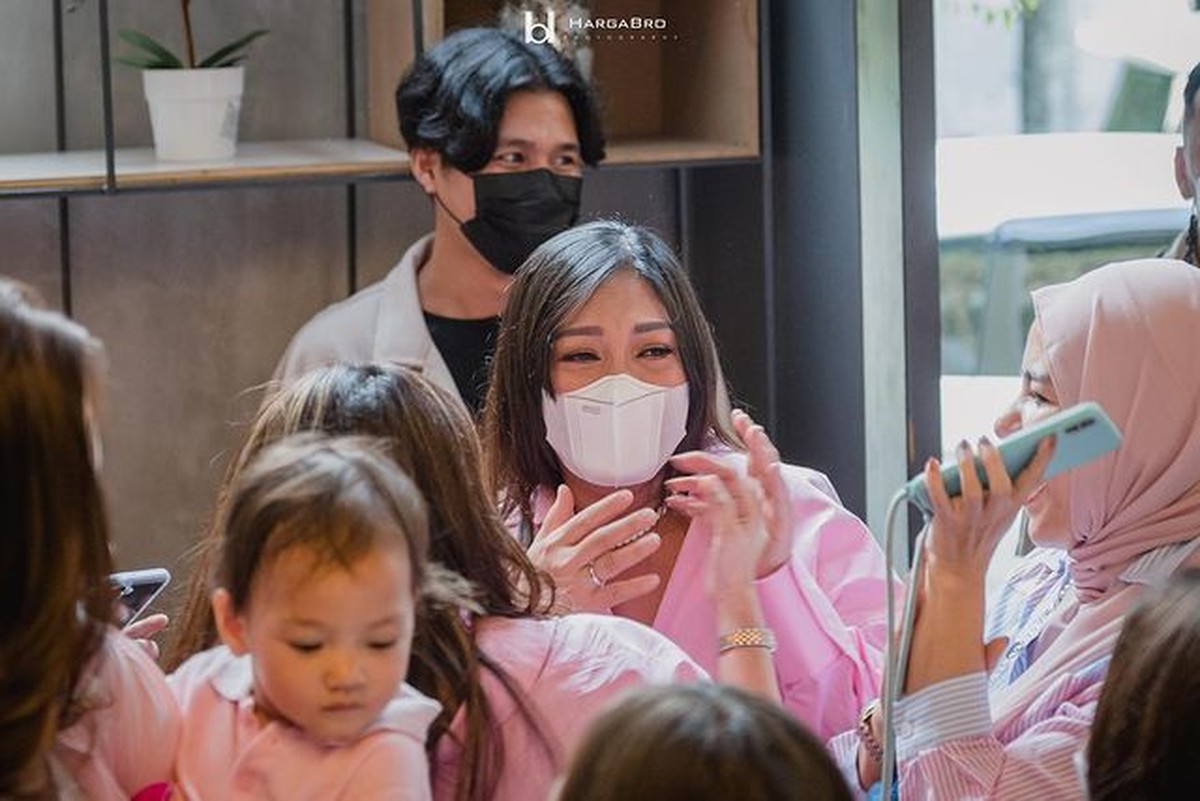 Nola B3 menangis bahagia dapat kejutan baby shower dari keluarga dan sahabatnya&period; Yuk kita intip momennya&excl;