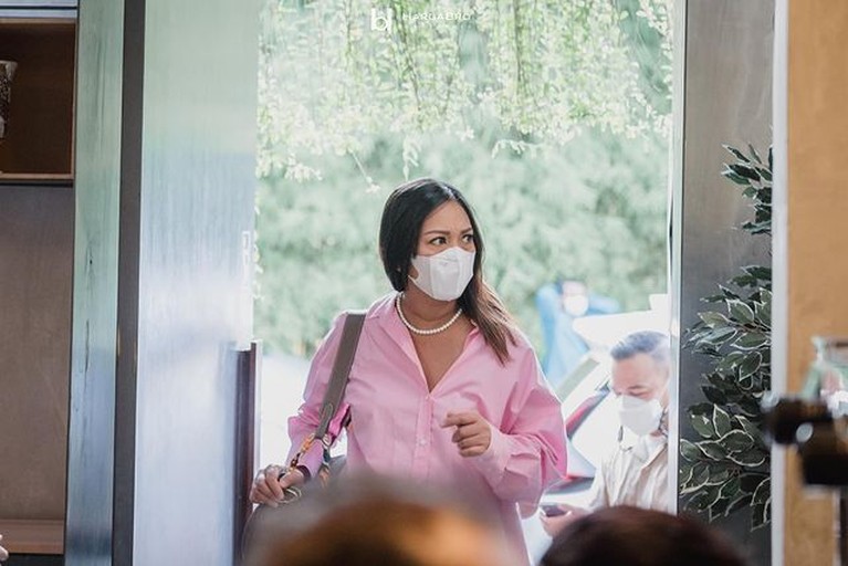 Nola B3 menangis bahagia dapat kejutan baby shower dari keluarga dan sahabatnya. Yuk kita intip momennya!