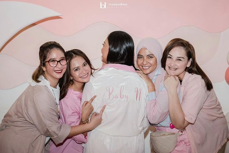 8 Momen Nola B3 Nangis Bahagia Dapat Kejutan Baby Shower Nola B3 menangis bahagia dapat kejutan baby shower dari keluarga dan sahabatnya. Yuk kita intip momennya!