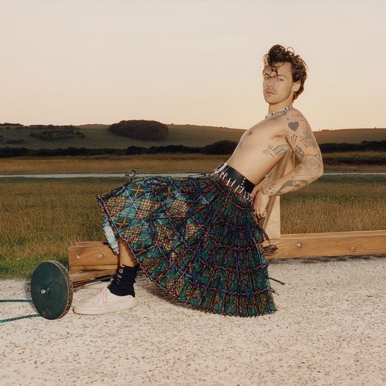 8 Potret Gaya Fashion Harry Styles yang Jadi Sorotan 8 Potret Gaya Fashion Harry Styles yang Jadi Sorotan