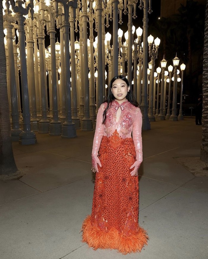 Aktris Awkwafina turut hadir dalam LACMA Gala dengan gaun mewah berdetail sequin dan feathers. Warna gaun yang begitu mencolok sangat cocok dikenakan pada acara malam itu. Foto: instagram.com/gucci