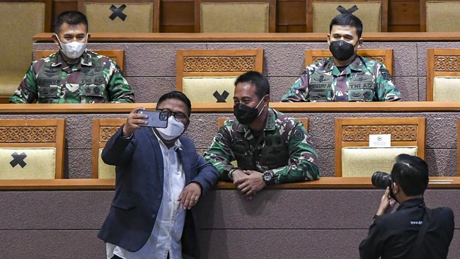 Wakil Ketua DPR Sufmi Dasco mengatakan perpanjangan masa jabatan panglima TNI bergantung kehendak Jokowi, namun harus melalui kajian dan tahapan di DPR.