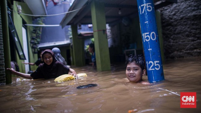 BPBD DKI Jakarta menginformasikan ketinggian air di Pintu Air Pos Angke Hulu mencapai 260 cm. Mereka karena itu minta warga 9 daerah Jakarta waspada banjir.