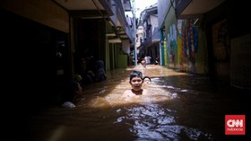 Banjir Terjang Kampung Melayu Pagi Buta, Baru Surut Siang Hari