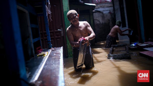 Sebanyak 4 RW di Kelurahan Kampung Melayu, Jatinegara, Jakarta Timur, dilanda banjir akibat meluapnya Kali Ciliwung pada Kamis (17/2) pagi.