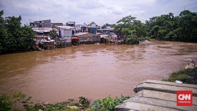 Puluhan tahun warga Pejaten Timur, Jakarta Selatan, dilanda banjir. Sebagian mereka tak kaget lagi, sementara lainnya tetap ketakutan.